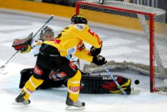 Caps feiern beeindruckenden 4:0-Erfolg über DEL-Klub Straubing