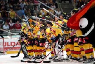 Vienna Capitals beim GOLF-Longest-Drive-Weltrekordversuch der European Ladies Tour in Wr. Neustadt