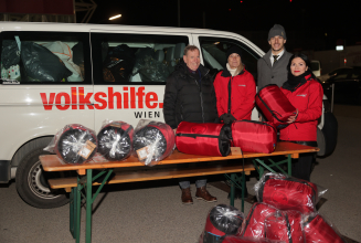 Caps-Charity | Vollgepackter Bus für die Wärmestube