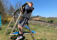 Mario Fischer beim Krafttraining an der Schaukel