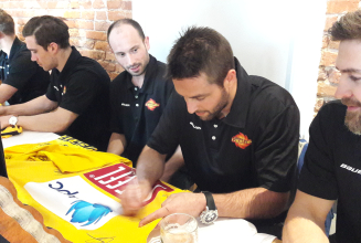 Caps-Fans stürmen Meister-Autogrammstunde