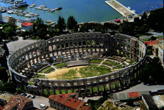 Capitals im antiken römischen Amphitheater von Pula