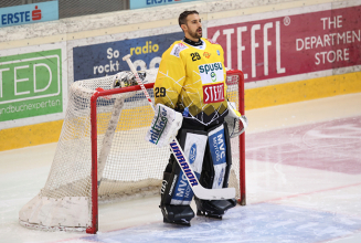 Caps verlängern mit Teamgoalie Starkbaum