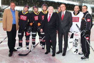 Bürgermeister Häupl zu Besuch im Eissportzentrum Kagran