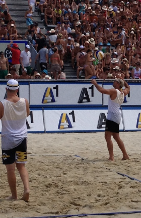 tl_files/capitals/news/2013/2013_August/beachvolleyballaufschlag.png